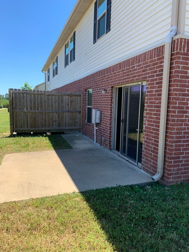 Building Photo - 3-Bedroom, 2.5-Bath TOWNHOME IN ROGERS!!!!