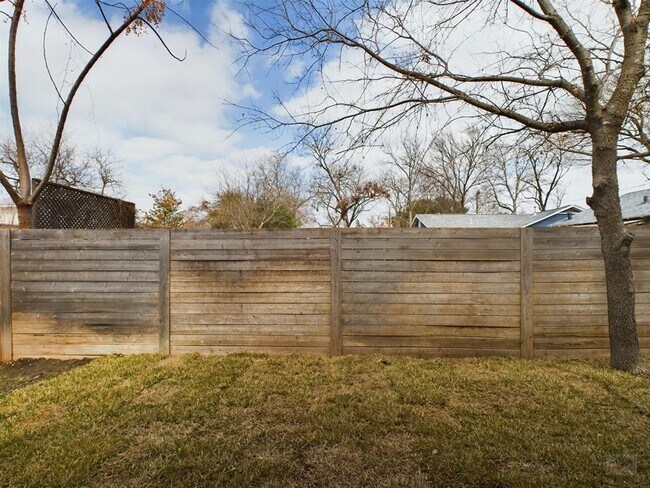 Building Photo - 1402 W 51st St