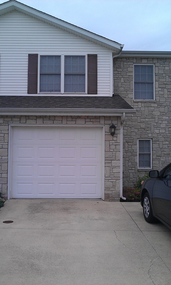 Building Photo - 3 bedroom, 2.5 bath Townhouse: Oaklawn Park!