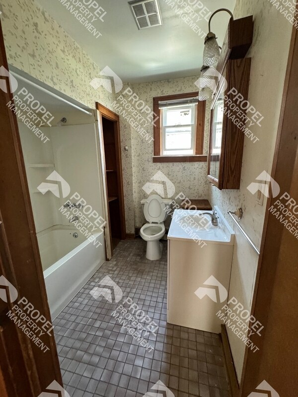 Building Photo - 994 Elm St