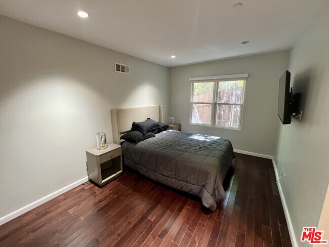 Building Photo - 3943 Fredonia Dr