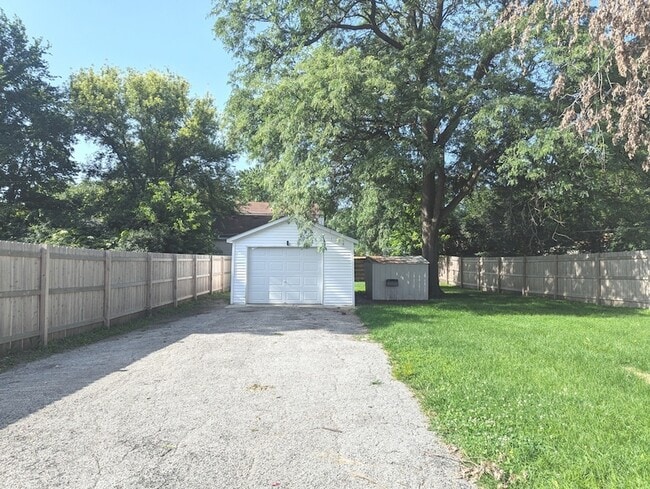 Building Photo - 2055 Magnolia Rd
