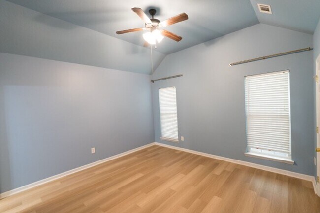 Building Photo - Charming 3-Bedroom, 2-Bath Home with Vaulted Ceilings and Open Floor Plan!