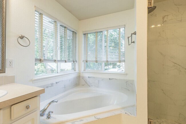 Building Photo - 3 Bed 2.5 Bath In The Heart Of Eagle