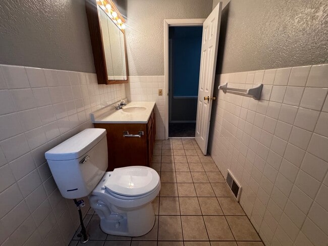 Building Photo - Charming 2-Bedroom Property in Prime Location