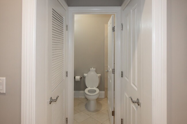 Building Photo - 3-Bed Urban Retreat with Fireplace & Granite Touches in Lincoln Park
