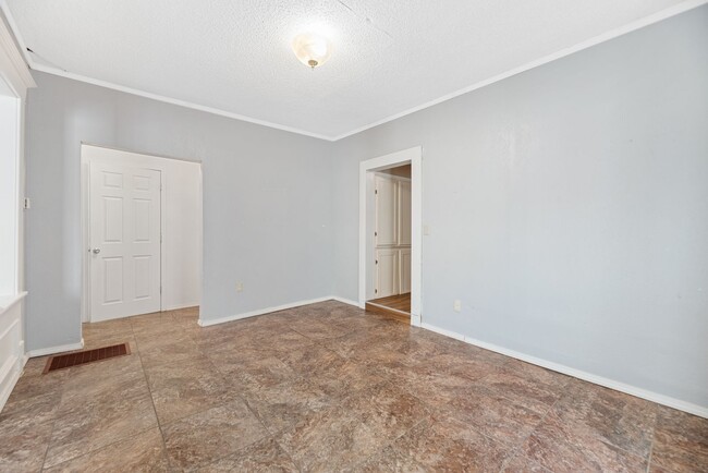 Building Photo - Charming 2 Bed 1 Bath - 2 weeks FREE!