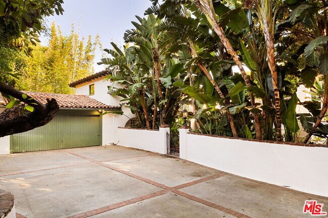 Building Photo - 1800 Outpost Dr