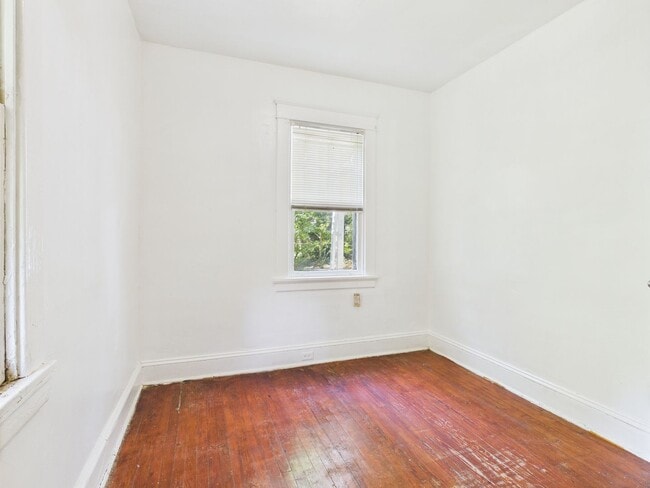 Building Photo - 2404 Yorktown Ave
