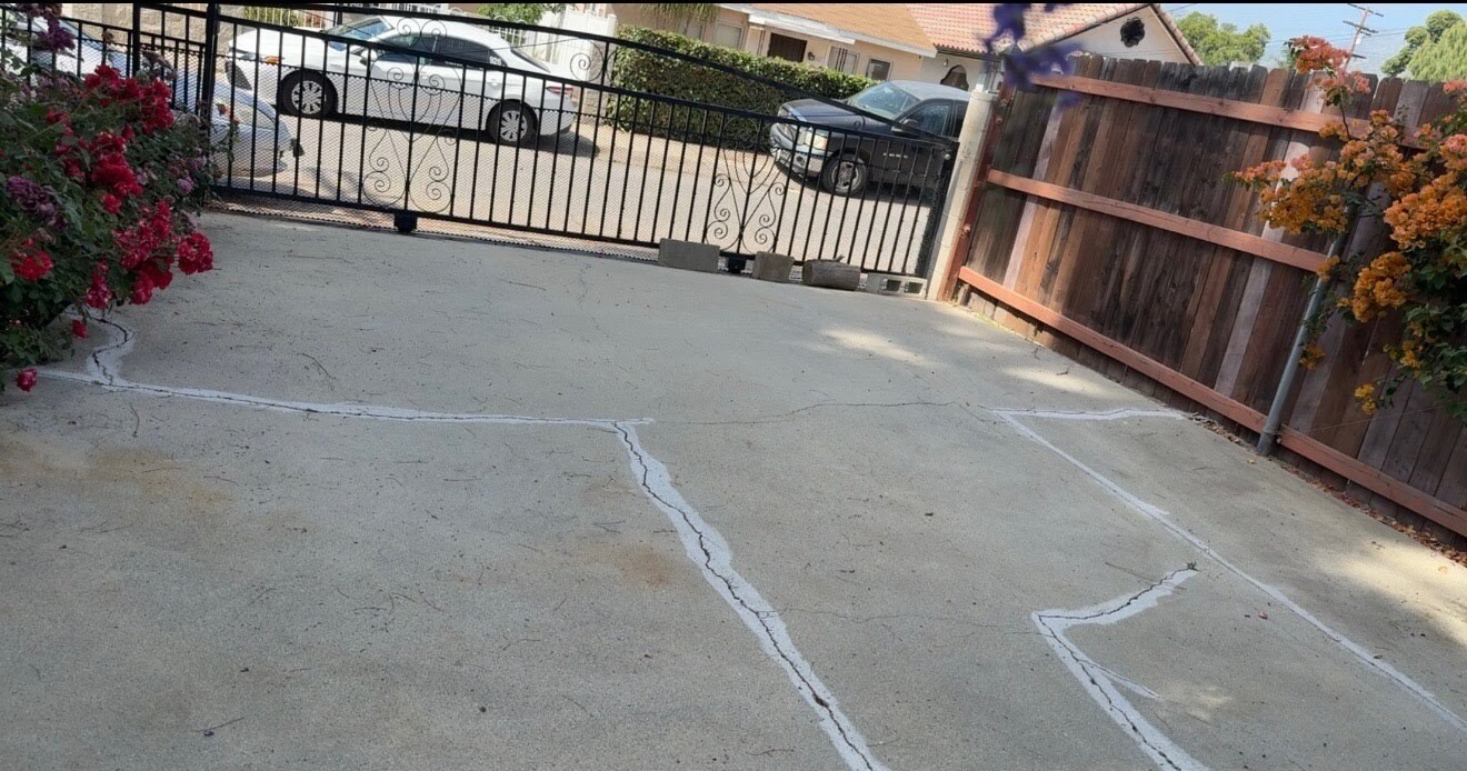I car parking and can park outside alongside gate - 8424 Grenoble St
