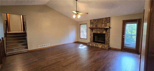 Building Photo - 303 Cacique Ct
