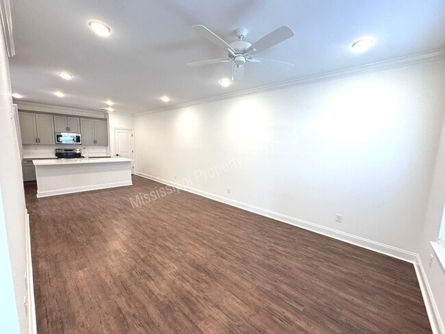Building Photo - 3BR/3.5BA Stand Alone House in South Grove