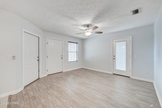 Building Photo - 3127 Douglas Rd