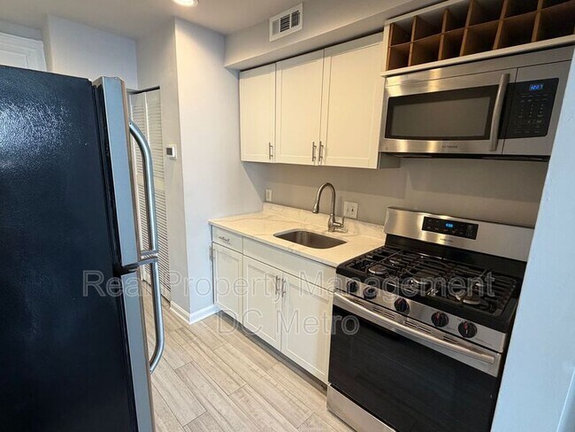 Building Photo - 1243 Penn St NE