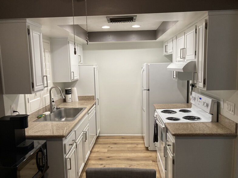 Building Photo - 1407 N Sunrise Way