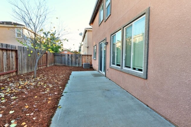 Building Photo - Beautiful 4 Bed 3 full bath Natomas Home!!