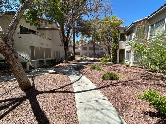 Building Photo - 1ST FLOOR CONDO UNIT 3 BEDROOM / 2.5 BATHROOMS LOCATED IN A GATED COMMUNITY!