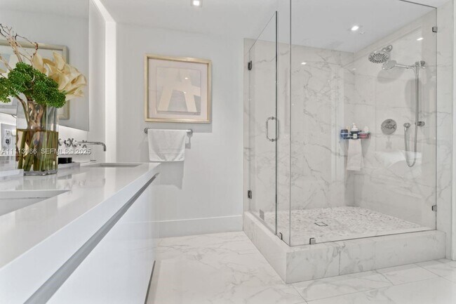 Building Photo - 19143 Fisher Island Dr