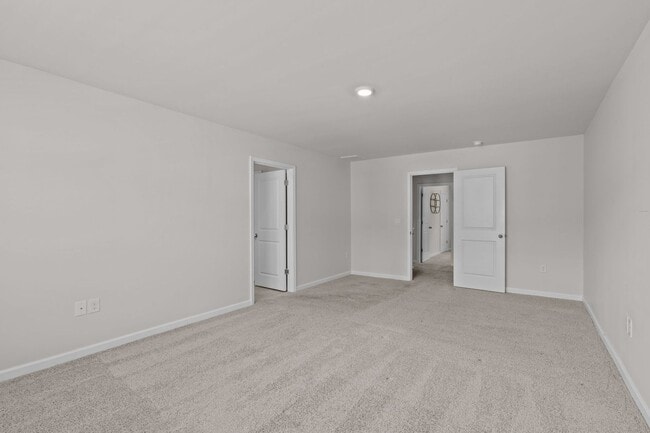 Building Photo - Stunning 5 Bedroom Home with a Fully Fence...