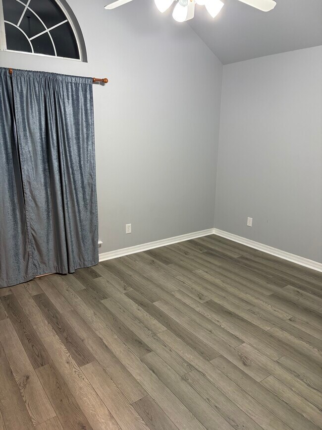 Building Photo - 5900 Clearview Cir