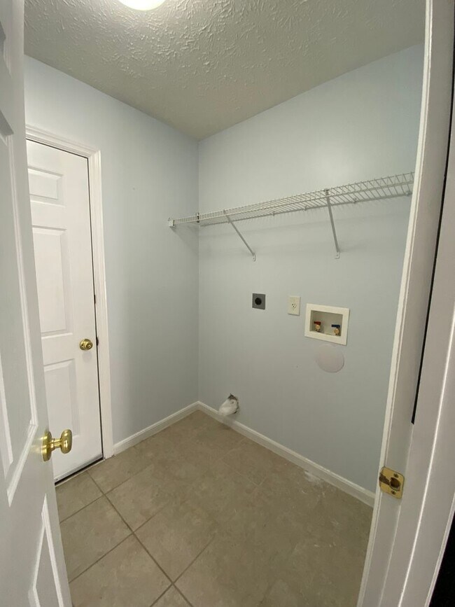 Building Photo - Spacious 4-Bedroom  home for Rent in Fairb...