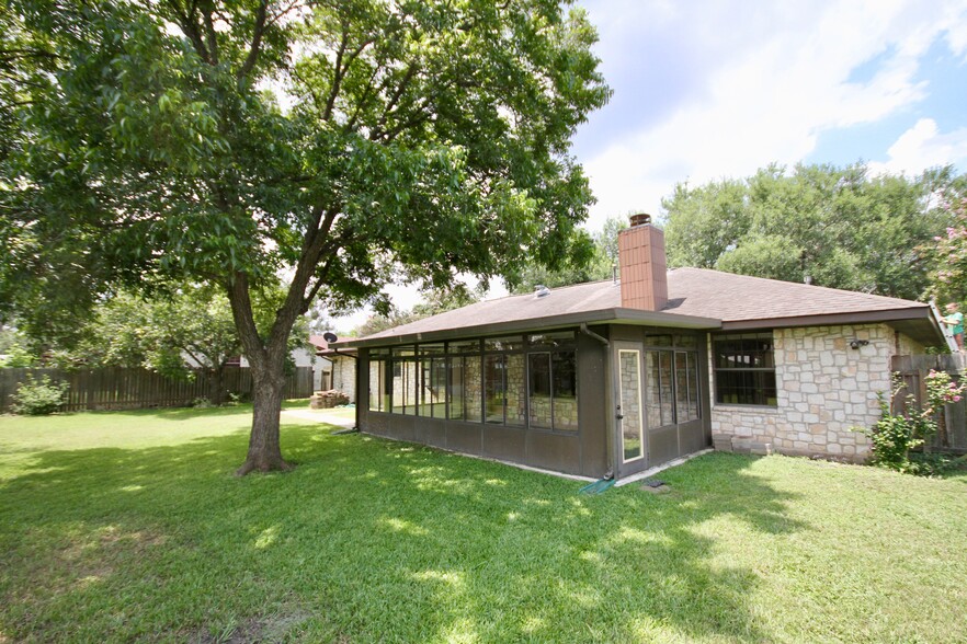 Building Photo - 700 Cibilo St