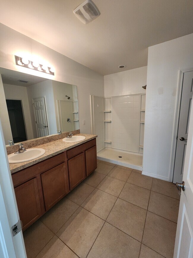 Building Photo - 220 SW 19th Terrace