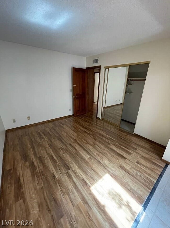 Building Photo - 600 Woodmount Dr