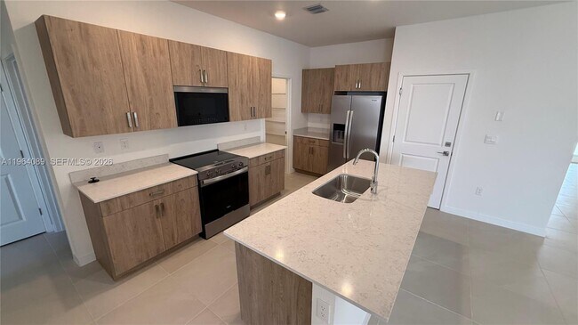 Building Photo - 1535 SE 7th Ct