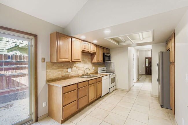 Building Photo - 7663 S Cove Cir