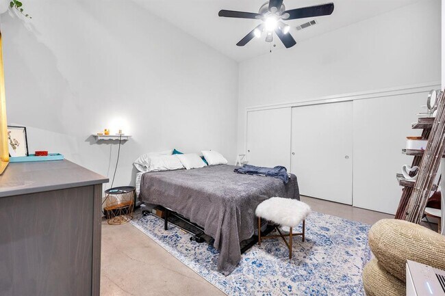 Building Photo - 507 Sabine St