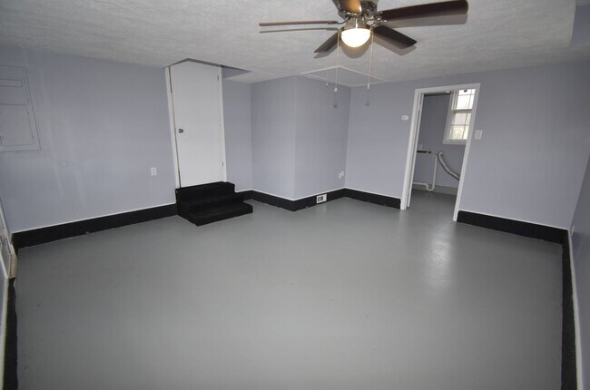 Building Photo - 3 Bedroom Pet Friendly Home For Rent!