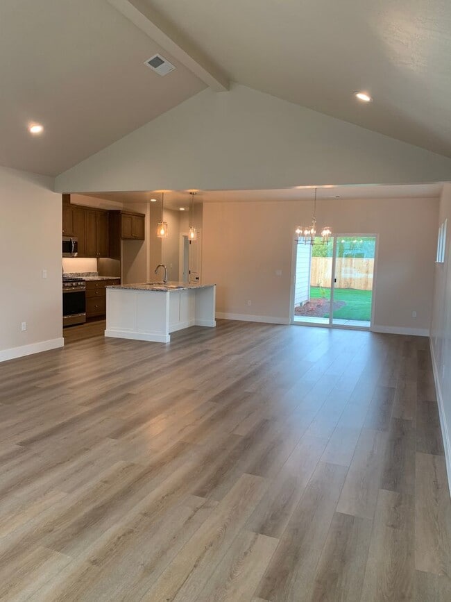 Building Photo - 3 Bedroom 2 Bath Single Family home with L...