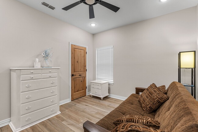 Building Photo - 304 Mariners Wy