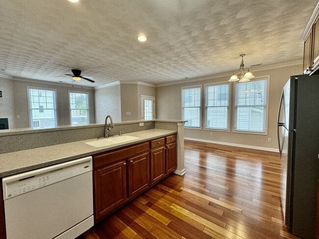 Building Photo - Beautiful 3 Bedroom Duplex by the Beach! A...