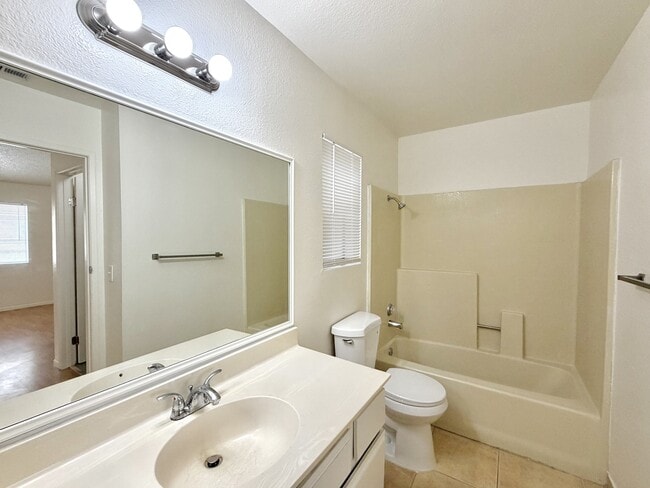 Building Photo - 2660 Twain Dr