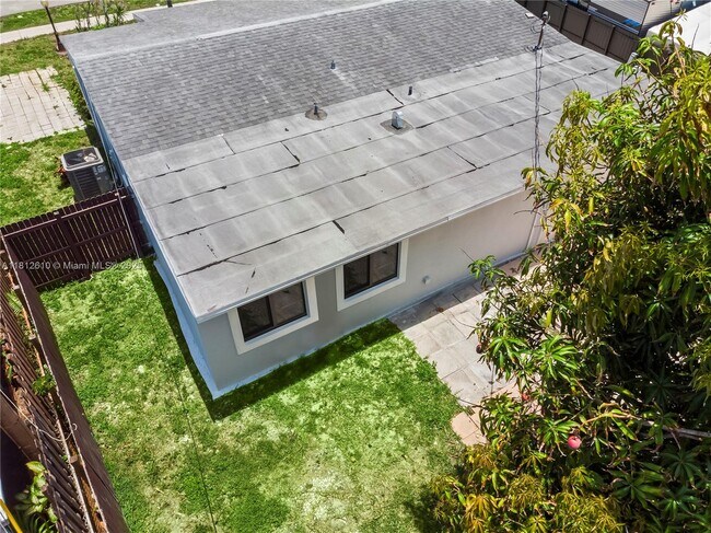 Building Photo - 431 NE 58th Ct