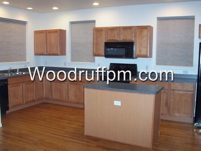 Building Photo - 3 Bed End Unit Townhome near Old Town Arvada