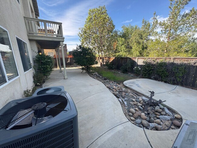 Building Photo - 6 bedroom 4.5 baths in Corona CA