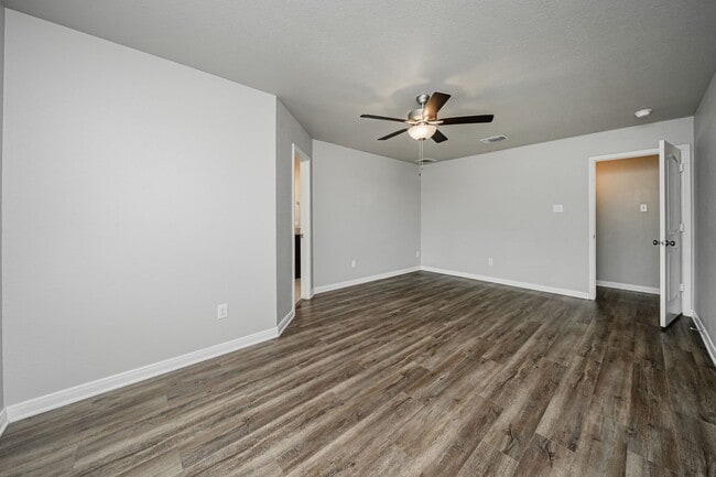 Building Photo - 517 Fallbrook Dr