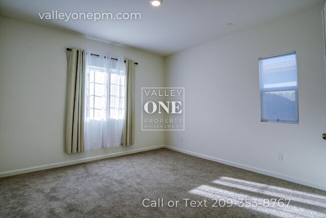 Building Photo - LIKE-NEW SOLAR POWERED HOME, BUILT 2022