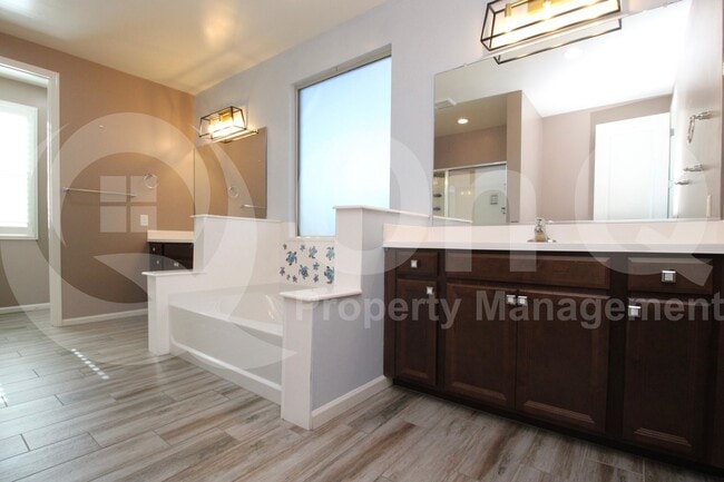 Building Photo - 3080 S Jasmine Dr