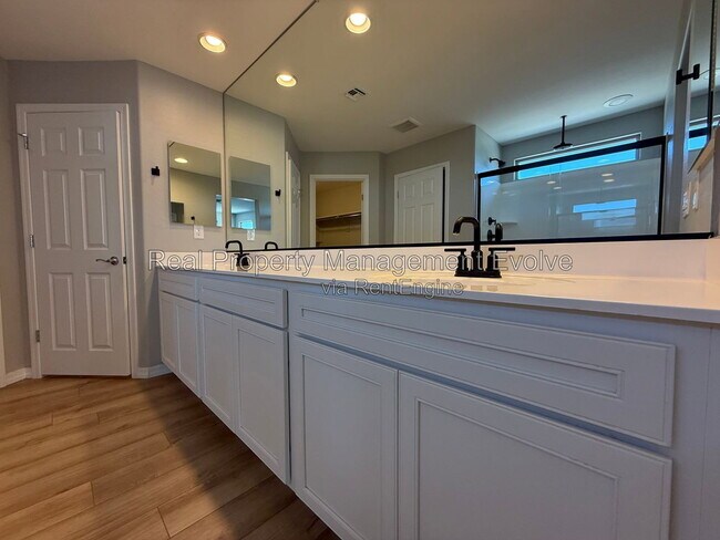 Building Photo - 5618 N 87th Dr