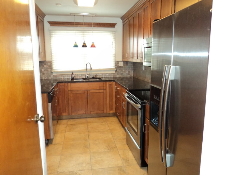 Building Photo - 1601 W Broadway