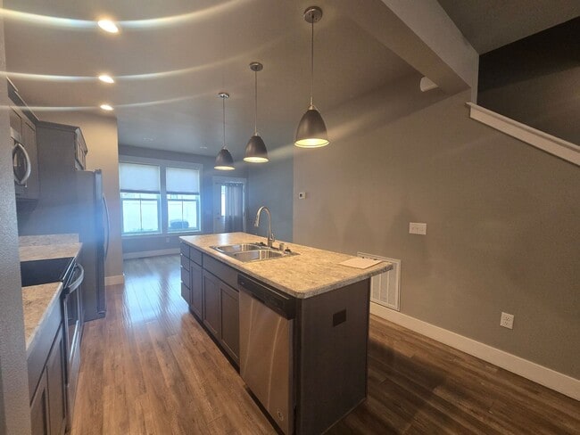 Building Photo - 2 bedroom 2.5 Bathroom Townhome