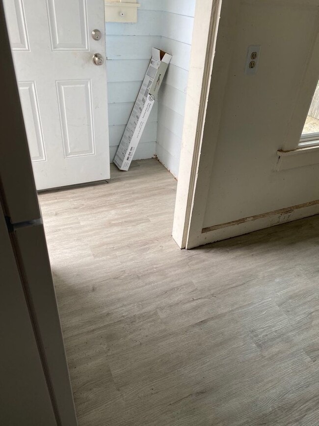 Building Photo - Awesome location for Garage Apartment