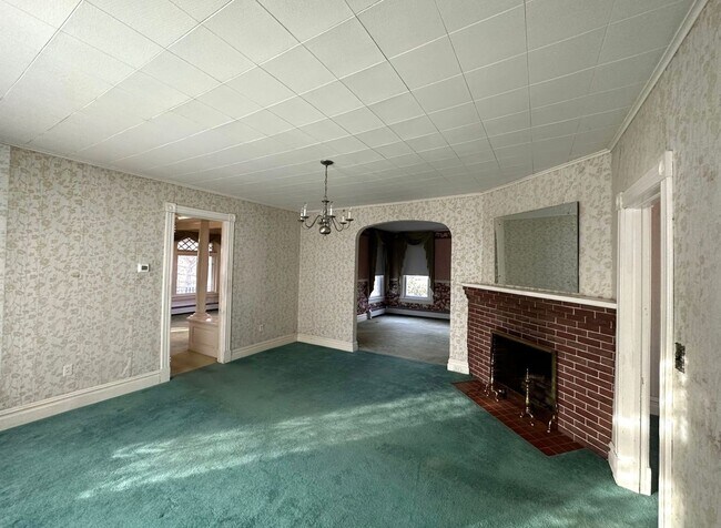 Building Photo - 2027 Lincoln Way E