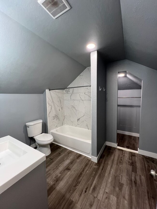 Building Photo - Charming 3 Bedroom 2 Bathroom House!!