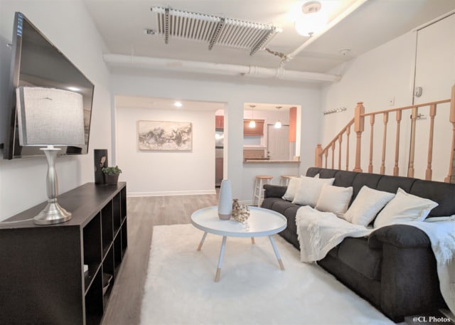 Building Photo - 4312 N Clarendon Ave