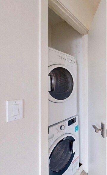 Building Photo - 8 Garrison St